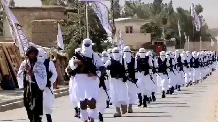 Talibanparade in der südafghanischen Provinzhauptstadt Qalat.