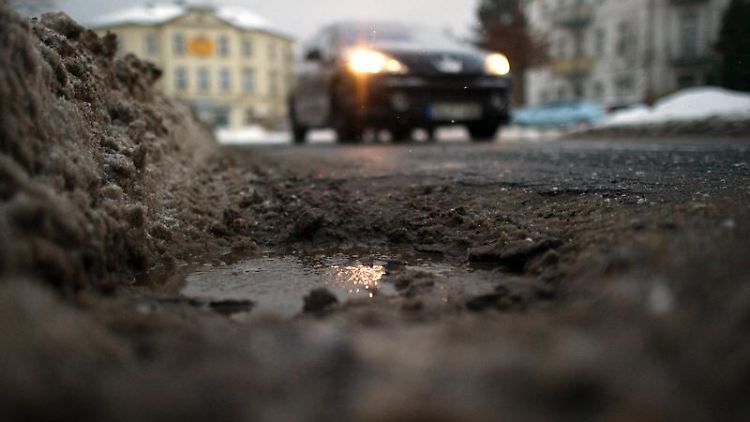 Der strenge Winter hat viele Straßen in Buckelpisten verwandelt.