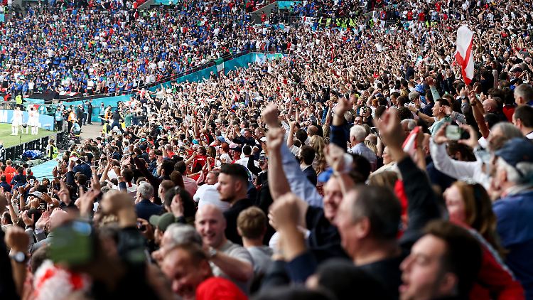 Die Tribüne brechend voll: Beim Finale drangen Tausende Fans ohne Ticket zusätzlich ins Stadion ein.
