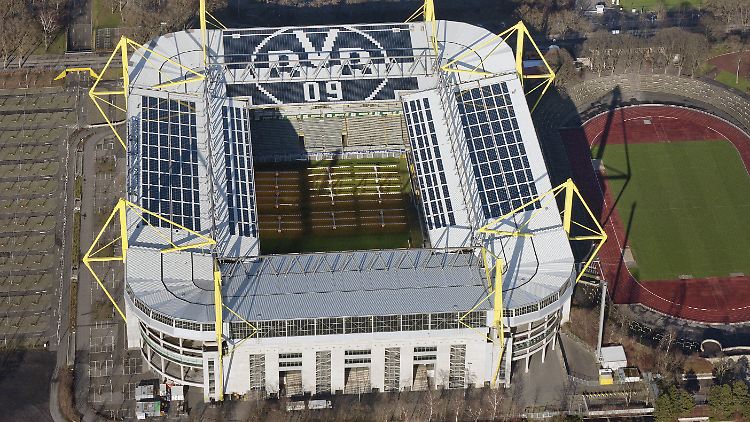 Borussia Dortmund geht mit gutem Beispiel voran und hat auf dem Dach seines Stadions zahlreiche Solarpaneele installiert.