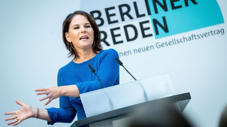 Fordert, dass besonders schützenswerte Personengruppen auch aus Afghanistan ausgeflogen werden: Annalena Baerbock. 
