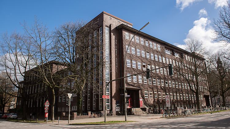 Die Schüler sollen den Polizisten mehrfach gegen den Kopf getreten haben. Da er einen Helm trug, blieben ihm aber größere Verletzungen erspart.