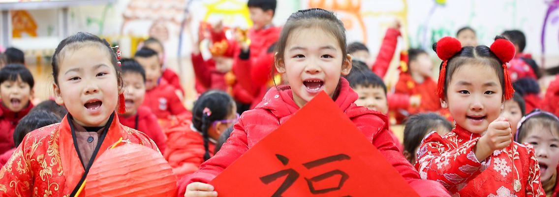 Die strikte Geburtenpolitik führte zu geschlechterspezifischen Abtreibungen, sodass in den Altersgruppen zwischen zehn und zwanzig Jahren auf 100 Chinesinnen fast 120 Chinesen kommen.