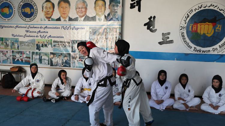 Afghanische Sportlerinnen werden im Fokus der Taliban stehen, fürchtet die afghanische Sport-Pionierin Friba Rezayee.