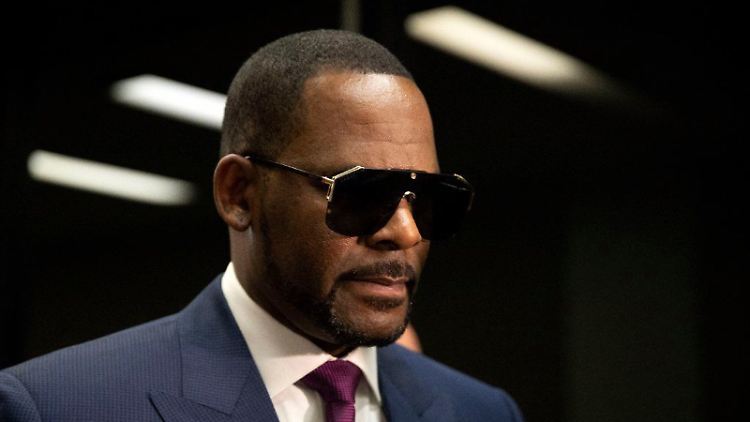 R. Kelly wird neben der sexuellen Ausbeutung Minderjähriger auch Kidnapping und Bestechung vorgeworfen.