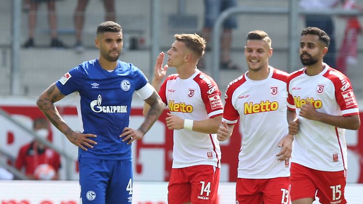 Jahn Regensburg feiert, der FC Schalke schiebt Frust.