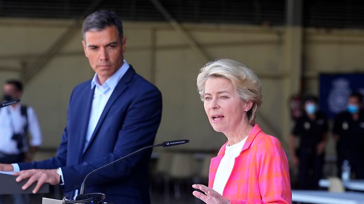 Ursula von der Leyen mit dem spanischen Ministerpräsidenten Pedro Sánchez.