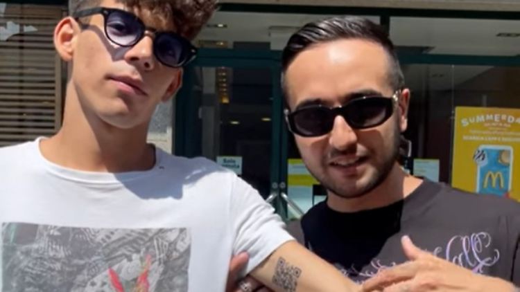 Der Italiener Andrea Colonnetta zeigt sich mit seinem neuen QR-Code-Tattoo.