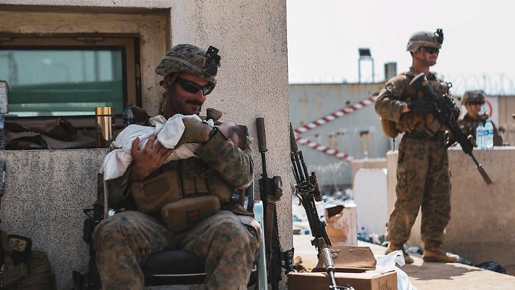 Es kursieren mehrere Fotos von Babys, die sich in der Obhut von Nato-Truppen in Afghanistan befinden.