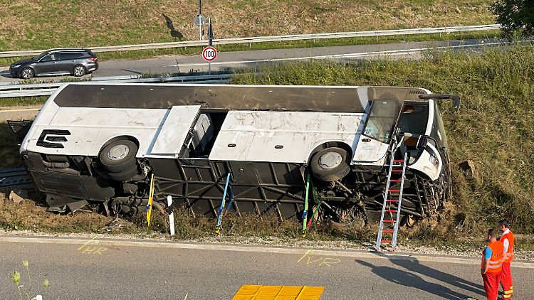 Ohne Beteiligung anderer Fahrzeuge ist ein Reisebus ins Schlingern geraten und auf der A93 umgekippt.
