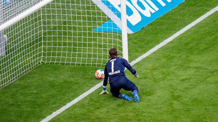 Der Anfang vom dicken Ende: Mönchengladbachs Yann Sommer war nach wenigen Minuten der Pechvogel, der Leverkusens Führung ermöglichte.