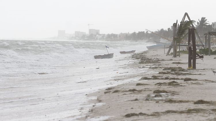 Von Hurrikan "Grace" aufgepeitschte Wellen brechen an einem Sandstrand auf der mexikanischen Halbinsel Yucatan.