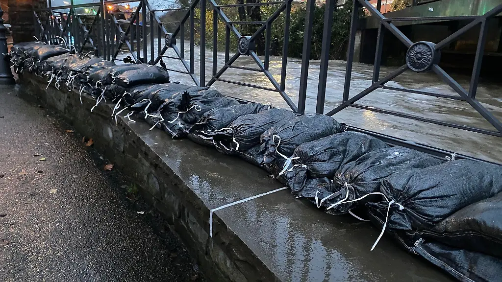 Der-Pegelstand-des-Deilbachs-in-Velbert-Langenberg-ist-so-kraeftig-angestiegen-dass-die-Feuerwehr-das-Ufer-mit-Sandsaecken-sichert