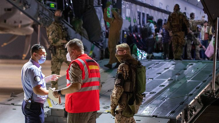 Die Bundeswehr flog nach eigenen Angaben bislang mehr als 2000 schutzbedürftige Afghanen und Deutsche aus Kabul aus.