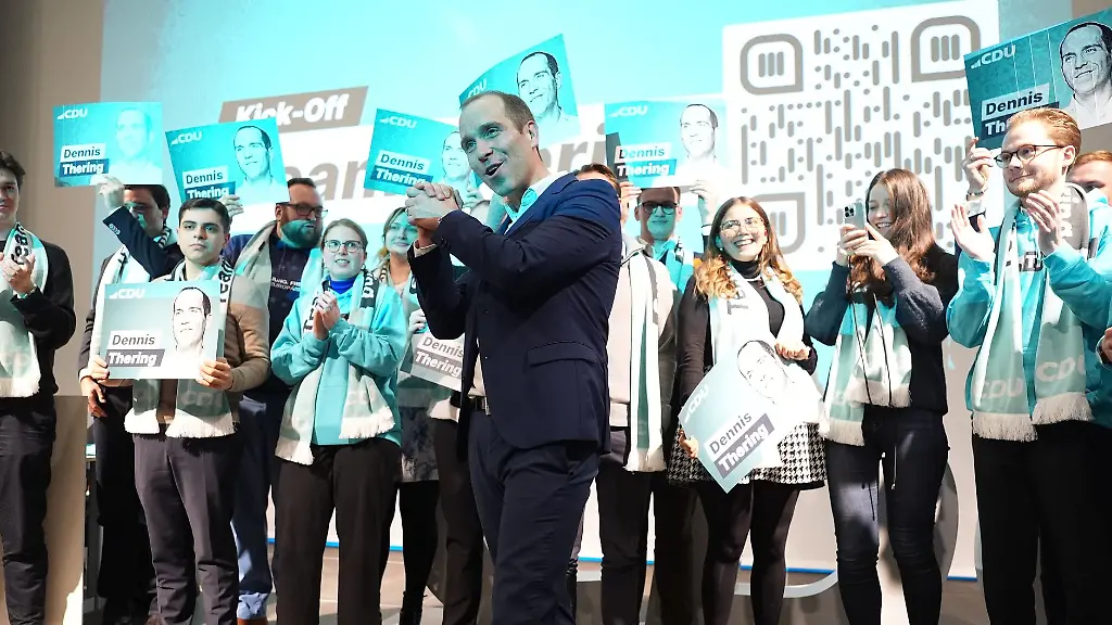 Hamburgs-CDU-Spitzenkandidat-Dennis-Thering-sieht-seine-Partei-in-Schlagdistanz-zur-regierenden-SPD-Die-Hamburgerinnen-und-Hamburger-waehlen-am-2-Maerz-eine-neue-Buergerschaft