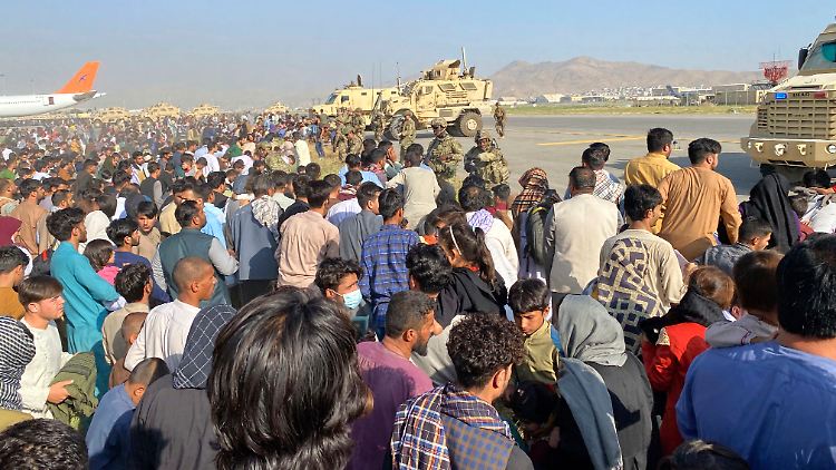 Seit Tagen drängen sich Menschen rund um den Kabuler Flughafen.