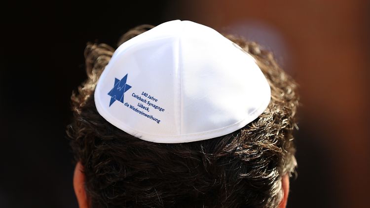 Die Angreifer raubten dem jungen Mann seine Kippa. (Symbolbild)
