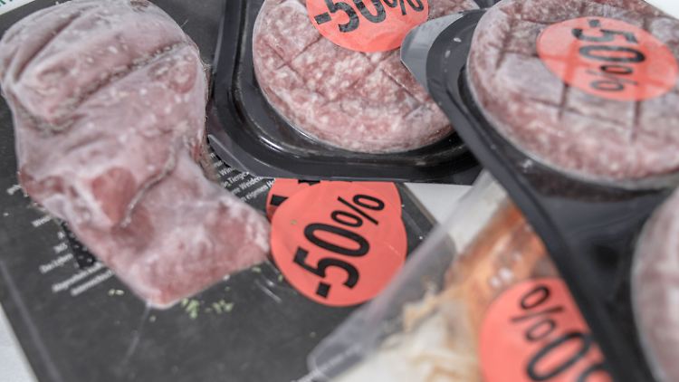 Hauptsache günstig: Fleisch wird im Supermarkt nach wie vor viel zu billig angeboten.