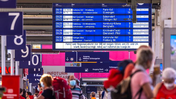 Fahrgäste müssen sich am Montag und Dienstag auf große Einschränkungen im Fern- und Regionalverkehr einstellen.