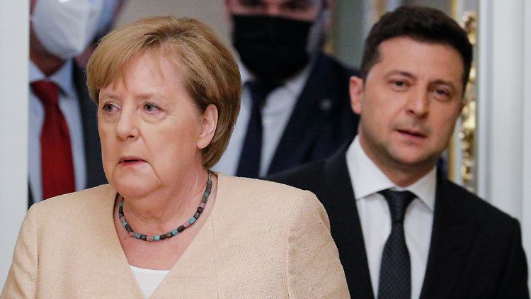 Viel gelächelt wurde nicht: Merkel mit Selenskyj im Kiewer Marienpalast.