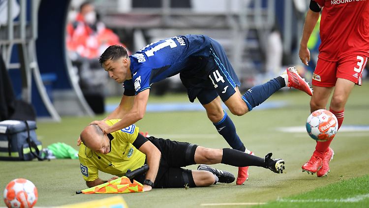 Sprung ja, aber nicht nach ganz oben in der Bundesliga: Hoffenheims Christoph Baumgartner kollidiert mit dem Assistenten Mike Pickel.