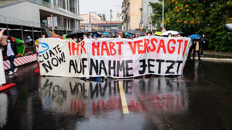 Demonstranten in Berlin fordern die Politik auf, nach dem Evakuierungsdebakel in Afghanistan zu handeln.