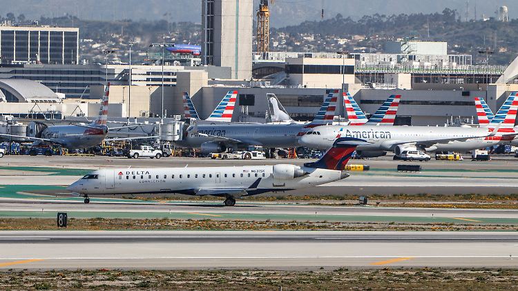 Linien wie Delta und American Airlines sollen beim Weitertransport von geretteten Menschen helfen.