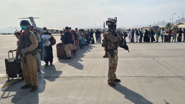 Menschen aus Kabul werden mit einem italienischen Flugzeug ausgeflogen.