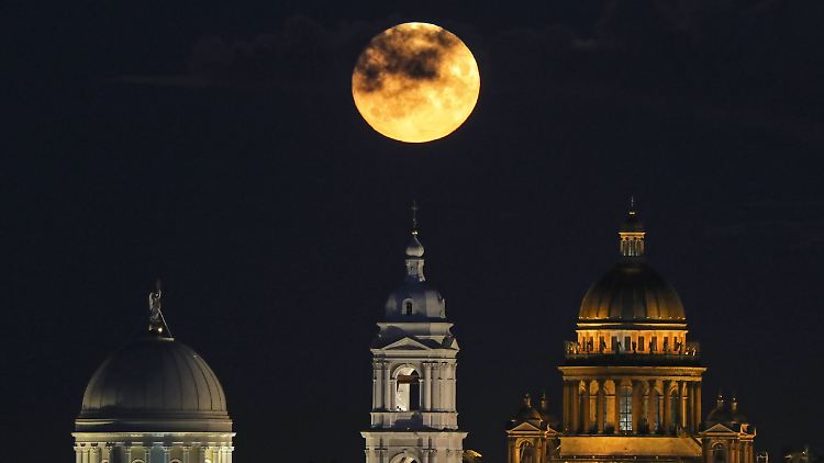 Russisches Leben, wie es wohl dem Papst gefällt: Ein voller Mond bescheint St. Katharina - die bedeutendste römisch-katholische Kirche in Sankt Petersburg.