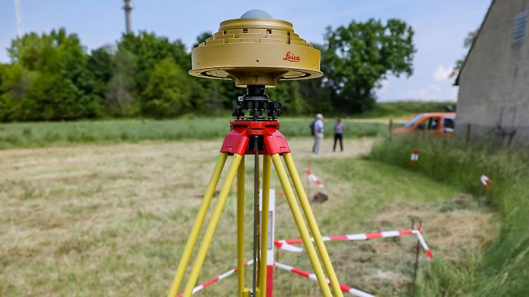 So sieht es aus, wenn einer der 250 Geodätischen Grundnetzpunkte in Deutschland vermessen wird.