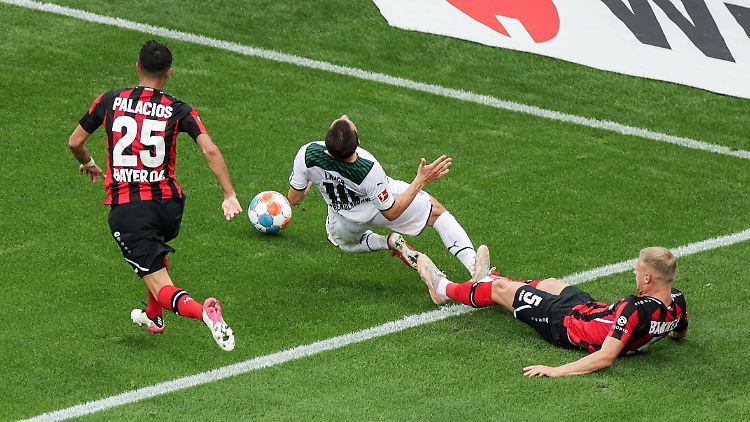 Für Stefan Lainer ging es nach dem Foul des Leverkusener-Spielers Bakker nicht weiter.