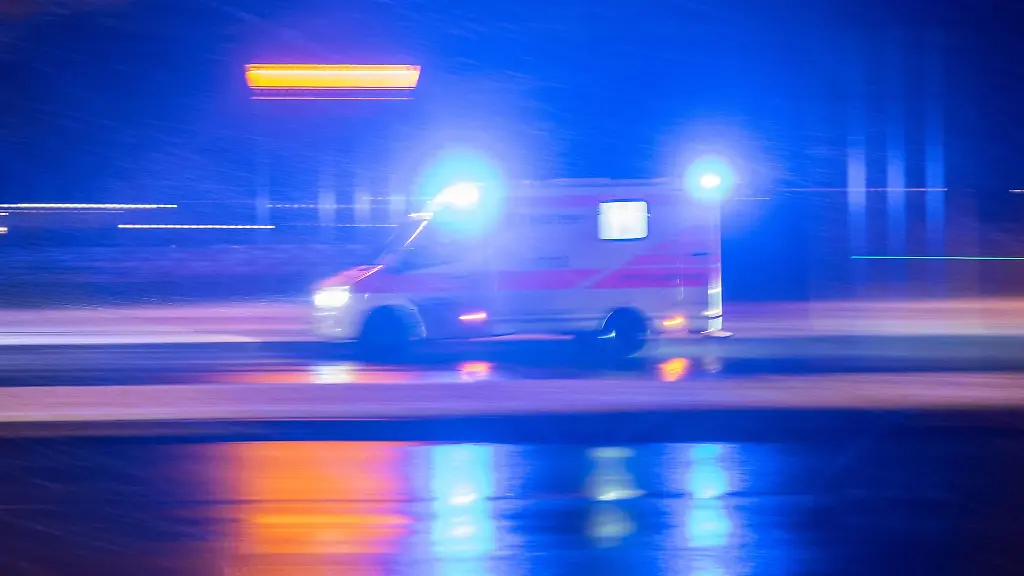 Viele-Verletzte-gab-es-bei-einer-groSchlaegerei-mit-Waffen-in-einer-Berliner-Kneipe