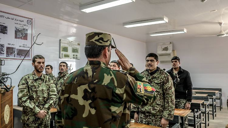Über Jahre bildete die Bundeswehr die afghanische Armee aus, die dann letztlich kampflos von den Taliban überrannt wurde.