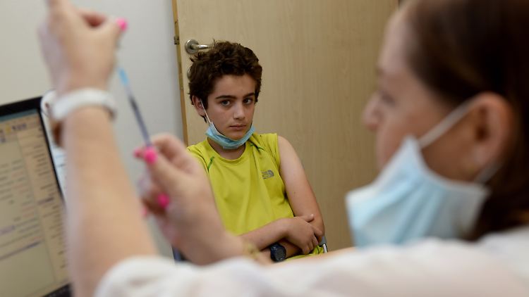Grundsätzlich können in Israel alle Kinder ab zwölf Jahren mit Zustimmung der Eltern geimpft werden.