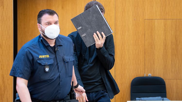 Der Hauptangeklagte soll die Familie erschossen haben, während sein mitangeklagter Freund den Fluchtwagen gefahren haben soll.