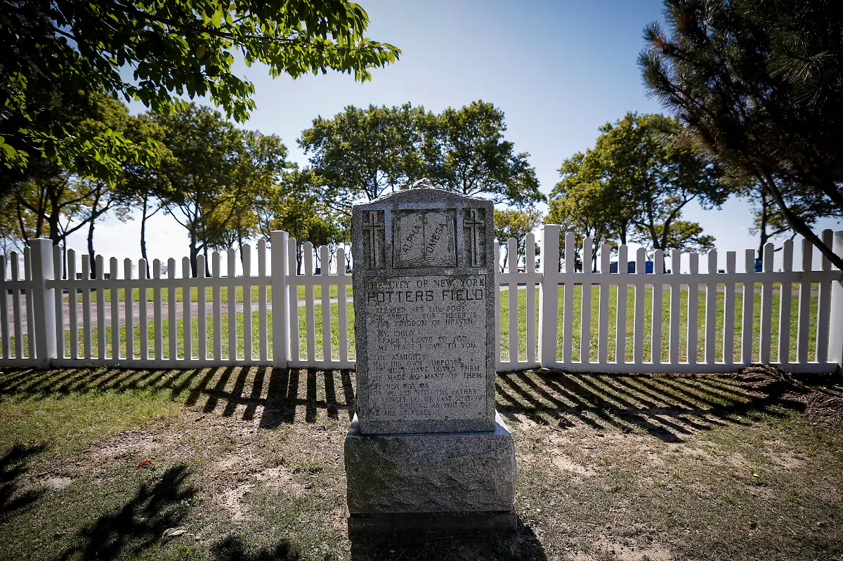 2024-09-11T053237Z-2109666920-RC2RX9AI0MFD-RTRMADP-3-NEW-YORK-POTTERS-FIELD-HART-ISLAND