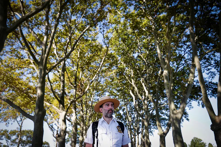 2024-09-11T053227Z-406321523-RC2QX9AALA10-RTRMADP-3-NEW-YORK-POTTERS-FIELD-HART-ISLAND