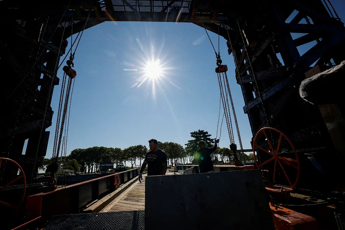 2024-09-11T053236Z-810814786-RC2PX9AASLM1-RTRMADP-3-NEW-YORK-POTTERS-FIELD-HART-ISLAND