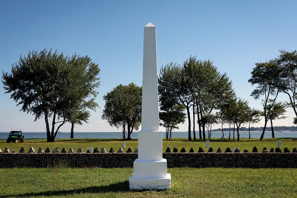 2024-09-11T053228Z-1551970924-RC2RX9AGDQTP-RTRMADP-3-NEW-YORK-POTTERS-FIELD-HART-ISLAND