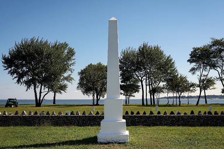 2024-09-11T053228Z-1551970924-RC2RX9AGDQTP-RTRMADP-3-NEW-YORK-POTTERS-FIELD-HART-ISLAND