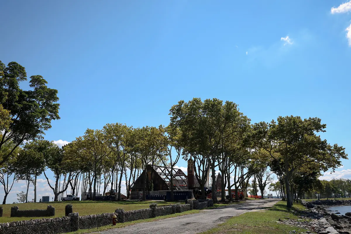 2024-09-11T053208Z-2085720285-RC2SX9ABXQLY-RTRMADP-3-NEW-YORK-POTTERS-FIELD-HART-ISLAND