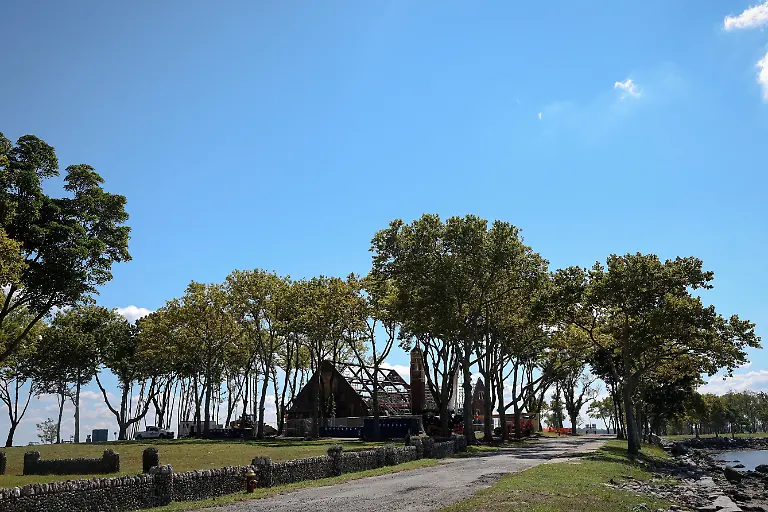 2024-09-11T053208Z-2085720285-RC2SX9ABXQLY-RTRMADP-3-NEW-YORK-POTTERS-FIELD-HART-ISLAND