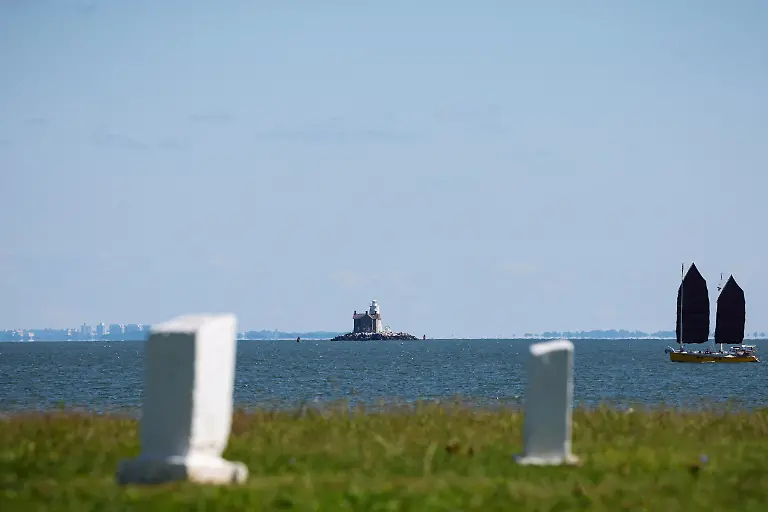 2024-09-11T053204Z-1545121780-RC2RX9A3TCIL-RTRMADP-3-NEW-YORK-POTTERS-FIELD-HART-ISLAND