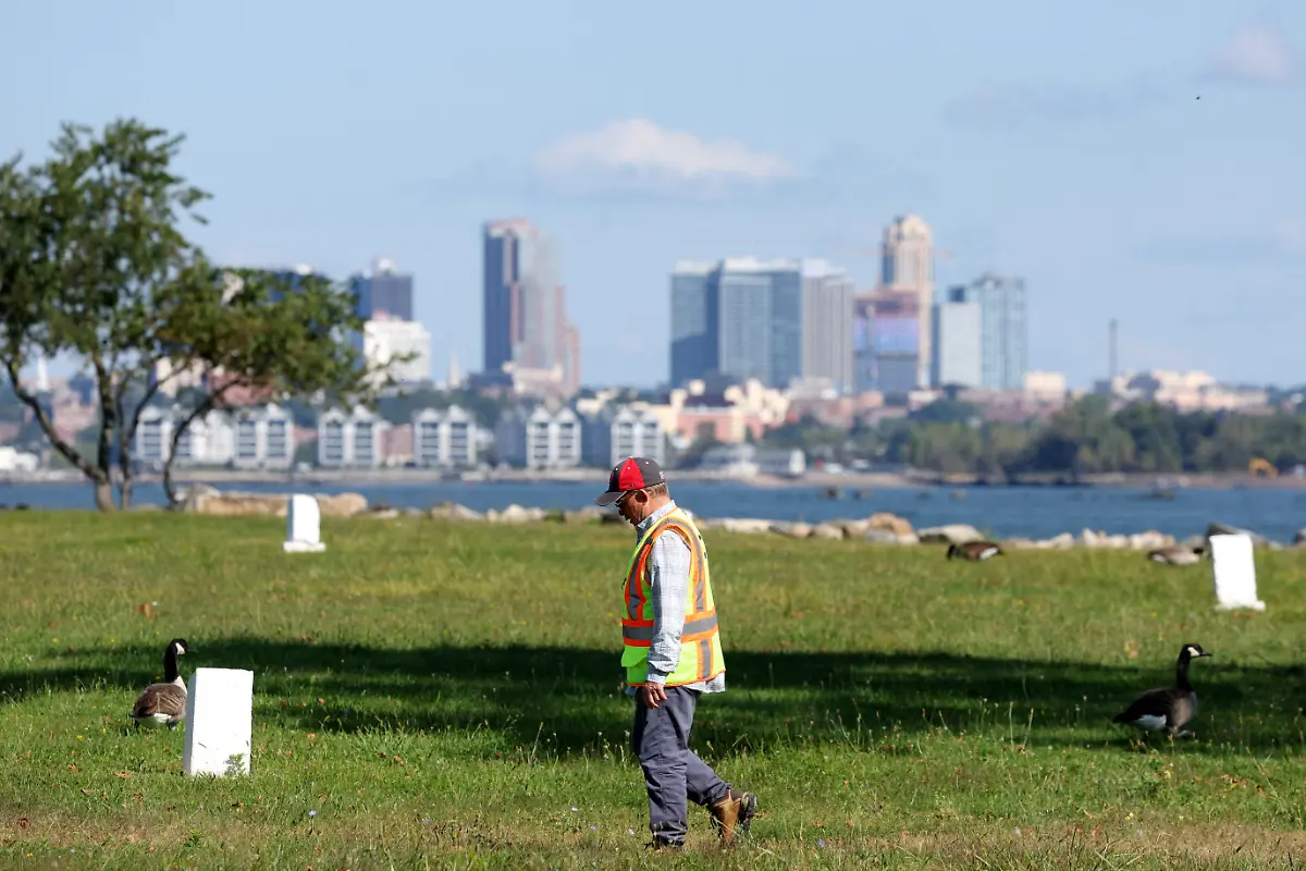 2024-09-11T053208Z-481762600-RC2RX9A3MYM6-RTRMADP-3-NEW-YORK-POTTERS-FIELD-HART-ISLAND