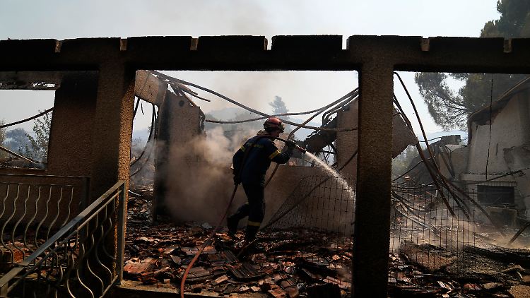 Starke Winde erschweren die Arbeit der Feuerwehrleute.