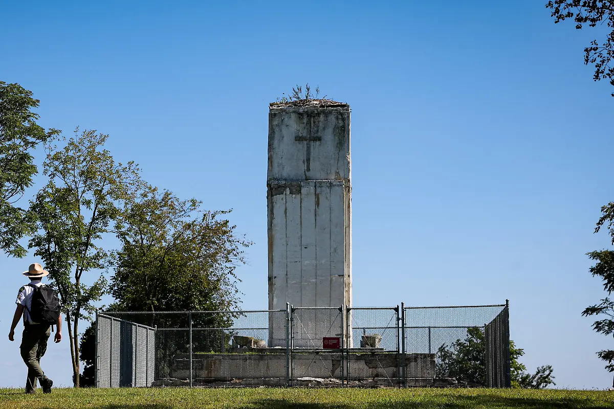2024-09-11T053206Z-1173442121-RC2SX9AQOKBB-RTRMADP-3-NEW-YORK-POTTERS-FIELD-HART-ISLAND