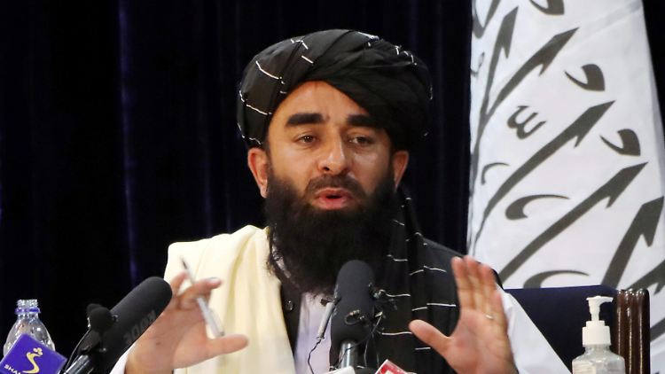 Die Taliban und ihr Pressesprecher Zabihullah Mujahid gehören der Gruppe der Paschtunen an, die seit dem 18. Jahrhundert vielfach die Macht in dem Land beansprucht.