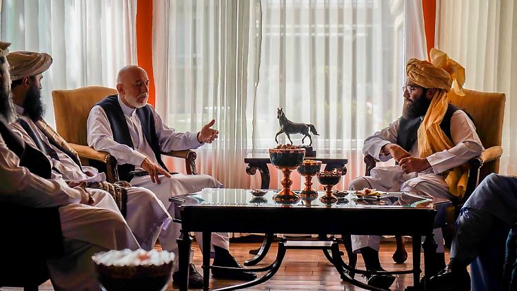 Anas Hakkani (r.), einer der führenden Köpfe des Hakkani-Netzwerks, verhandelt über eine Regierungsbeteiligung in Afghanistan