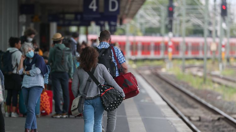Der  Fernverkehr ist stark ausgedünnt. Fahrgäste brauchen Geduld oder müssen ihre Reise umplanen.