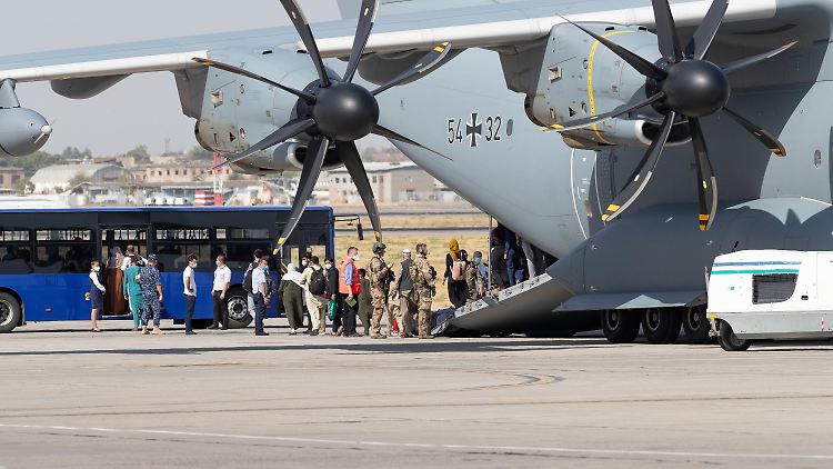 Schutzbedürftige aus Kabul sind mit einem Airbus A400M der Bundeswehr im usbekischen Taschkent gelandet.